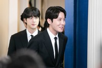 米ホワイトハウスの記者会見室に入るBTSのメンバー