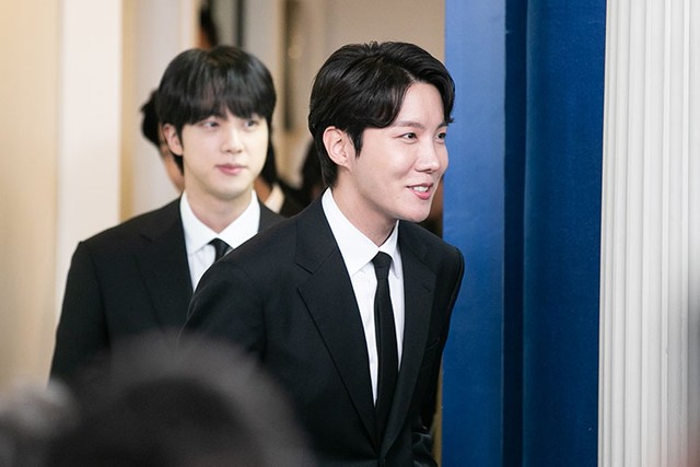 米ホワイトハウスの記者会見室に入るBTSのメンバー