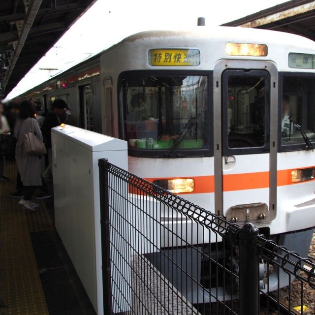 名古屋駅に停車する「特別快速米原行き」