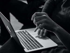 環境になじめず退職。仕事とライターを続けながら、幸せを模索中