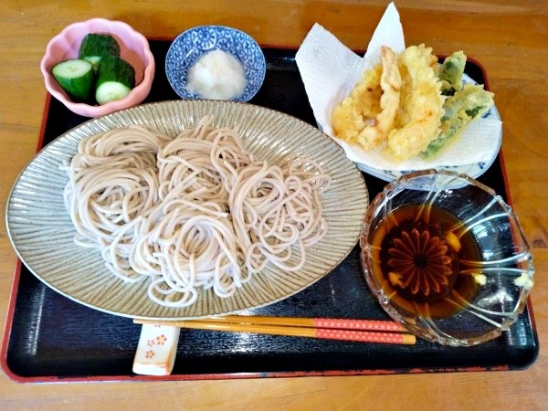 そばと天ぷらの料亭風セット　器までおしゃれで映える食卓（画像提供：こんでんえいねんしざいほうさん）