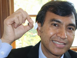 耳元で自動翻訳ができるAI補聴器　インテル元副社長が手がけた「世界のベスト発明」