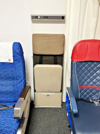 室内に再現した飛行機内のインテリア。CAが座るジャンプシートも再現（画像提供：グロジー2ndさん）
