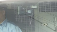 送検される被告　8月