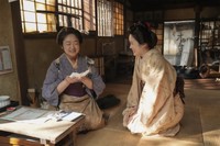 母・フミ（池脇千鶴）とトキ。奥に寝転んでいるのが父・司之介（岡部たかし）。松野家のシーンはこのドラマの見どころ　(C)NHK