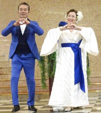 夫婦でダンスを披露する勝野洋（左）とキャシー中島＝2024年