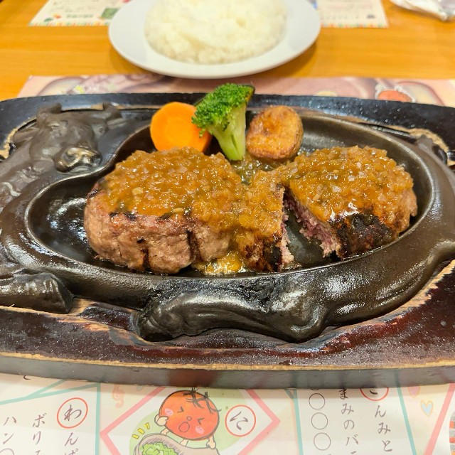 この敷き紙を持ち上げて油をガードします（Nuiさん提供）
