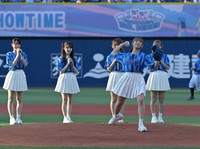 横浜スタジアムでセレモニアルピッチを務める「＝LOVE」・瀧脇笙古＝2025年6月18日
