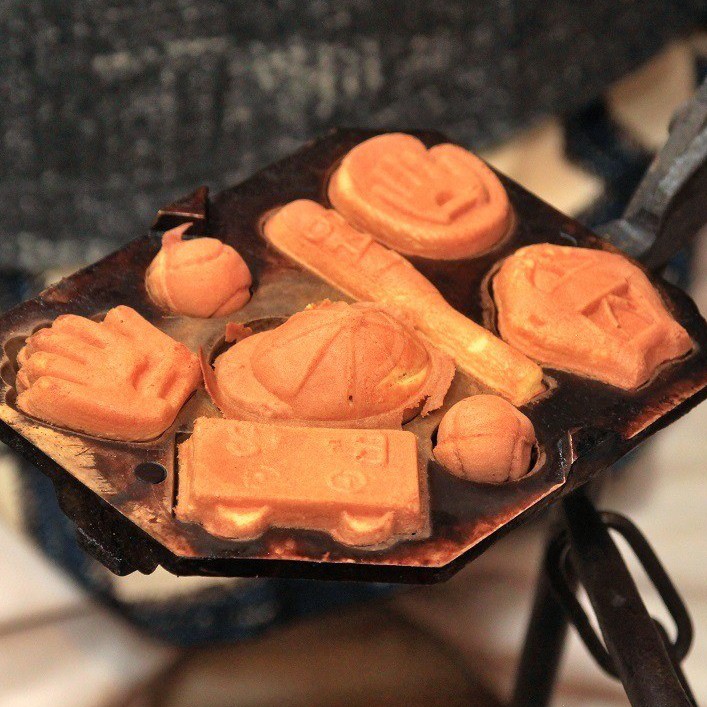 縁」がつなぐ、懐かしの「野球カステラ」 瓦せんべいの老舗で2児のママ