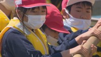 小学生が団結力を高めるカッター漕ぎに挑戦