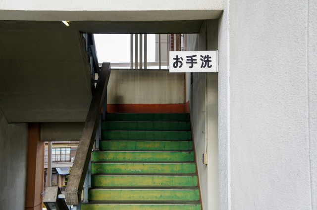 児童・生徒のために改善が必要な場所は小中高すべてで「トイレ」が1位　※画像はイメージです（apoptosis/stock.adobe.com）
