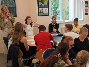 「折り合う力」を学ぶ　ドイツで続く政治教育、SNS対策も　ナチスの苦い歴史へて