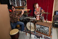 音楽活動にいそしむ「エミとゲル」の松石ゲル（左）とエミーリー