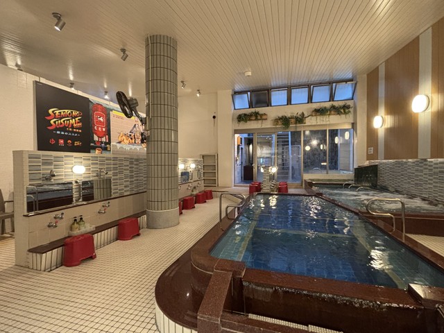 洗い場の壁に巨大ストⅡ壁画が！