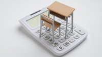 教育費の備えで最も多いのが銀行預金で貯蓄の平均額は月々15684円。大学の学費に「奨学金」「子どもの祖父母からの資金援助」をあてた親も一定数存在。 ※画像はイメージです（aomas/stock.adobe.com）