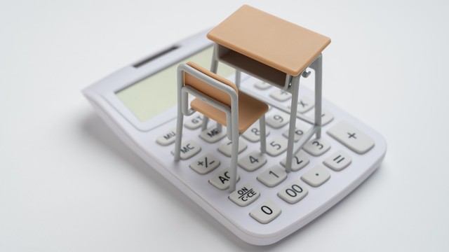 教育費の備えで最も多いのが銀行預金で貯蓄の平均額は月々15684円。大学の学費に「奨学金」「子どもの祖父母からの資金援助」をあてた親も一定数存在。 ※画像はイメージです（aomas/stock.adobe.com）