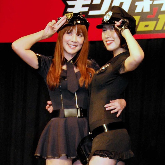 白石まるみ(左)と守永真彩=2016年