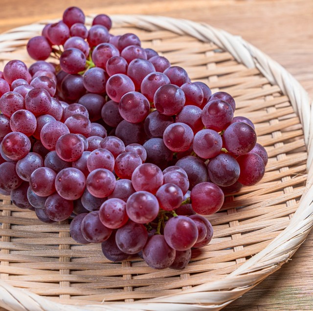 ザルに盛られたぶどうをうっかり食べてしまう…　※画像はイメージです（neko-taro/photoAC）