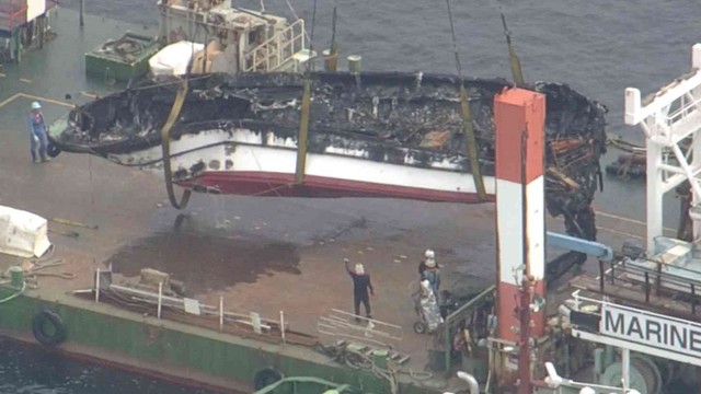 「すさまじかった火事の跡が…」高松市沖で炎上沈没の旅客船を引き揚げ　船は当時、バス会社企画の瀬戸芸ツアー中…客ら25人は漁船が救助　香川