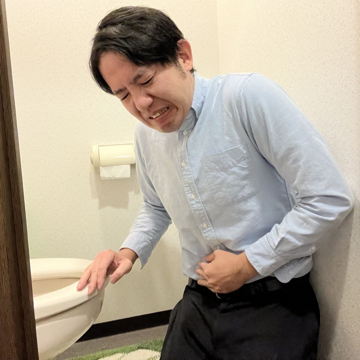 サボり?病気?部下が30分のトイレ離席を数回→注意するのはハラスメント?対応に悩む上司【社労士が解説】|よろず〜ニュース