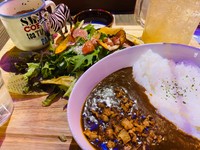 SAFARI特製カレー（800円）には……模様が個性的なシマウマが
