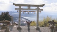 「天空の鳥居」巡りで開運を願う　高屋神社の絶景と鳥居がのったスイーツ　香川