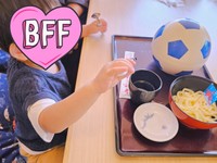 ごはんを食べる息子さん（画像提供：冬晴るる 2y7mさん）