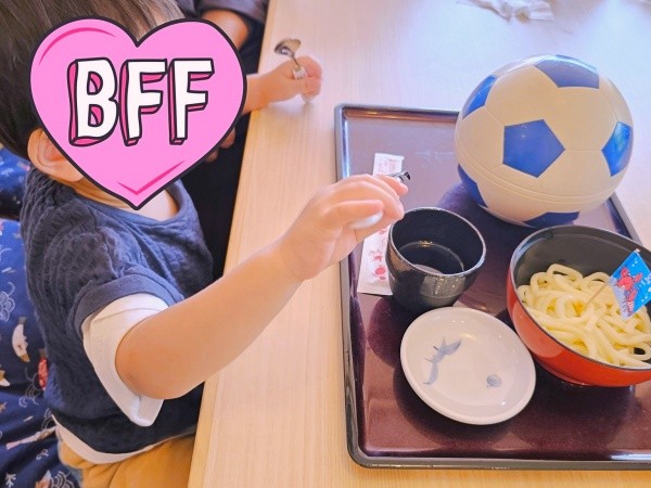ごはんを食べる息子さん（画像提供：冬晴るる 2y7mさん）