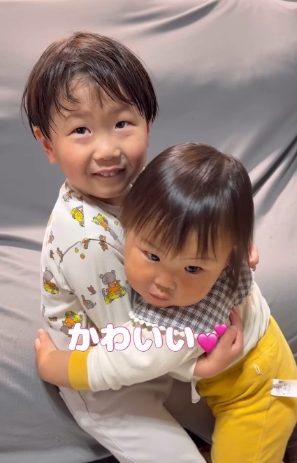 大好きなお兄ちゃんにぎゅー♡（提供：＠ikukyu_vlogさん）
