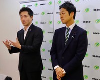 日本維新の会の「副首都法案プロジェクトチーム」初会合後、記者団の取材に応じる吉村洋文代表（左）、藤田文武共同代表＝大阪市内の党本部