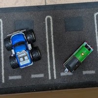 マットの上にバック駐車された車と電車／花太郎ままさん（@zubora.umama）提供＝画像をトリミングしています