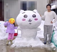雪で作成したちいかわ（安川さん提供）