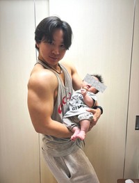 育児も筋トレの一環として楽しんでいる、れんたろうさん（画像提供：れんたろう / 漏斗胸トレーニーさん）