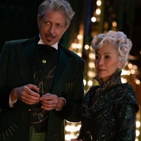 『ウィキッド』オズの魔法使い役のジェフ・ゴールドブラムとマダム・モリブル役のミシェル・ヨー