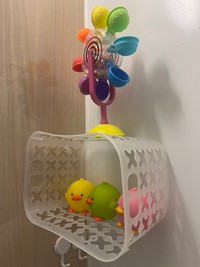 お酒の氷結缶が入っていた入れ物は、お風呂のおもちゃ入れにするなど、工夫するうちょさん（提供：うちょさん）