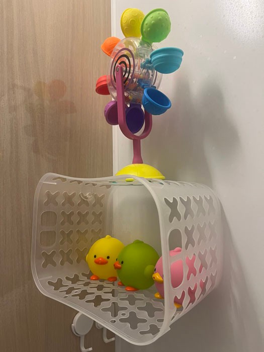 お酒の氷結缶が入っていた入れ物は、お風呂のおもちゃ入れにするなど、工夫するうちょさん（提供：うちょさん）