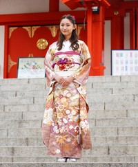 エレガントな振り袖で登場した浅川梨奈