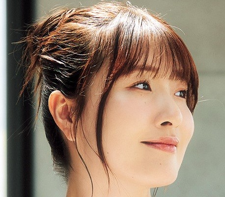 原つむぎ（撮影：高橋慶佑　ヘアメイク：小林エリカ　スタイリング：工藤紗恵（ミタケイショウ））