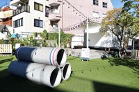 空き地で見かけるヒューム管もフランス仕様でその奥では映画上映や演奏も