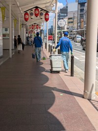 夜間、大量の外国人観光客で溢れかえる「河原町通り」を清掃する方々（画像提供：花街ぞめき、正脇良平 Ryohei Masawakiさん）