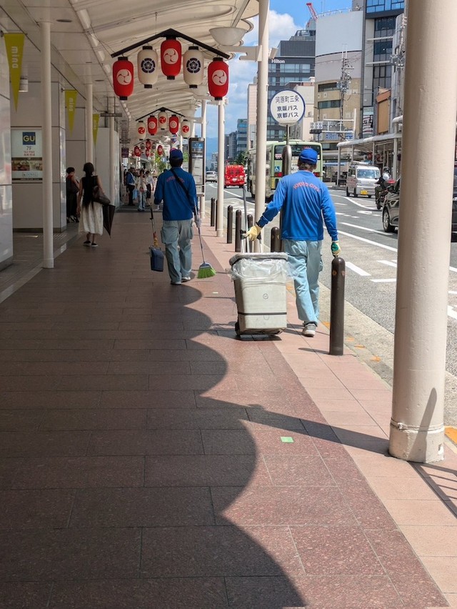 夜間、大量の外国人観光客で溢れかえる「河原町通り」を清掃する方々（画像提供：花街ぞめき、正脇良平 Ryohei Masawakiさん）