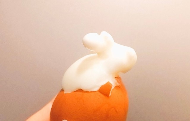 ゆで卵から飛び出した「ウサギ」をアップで見る（提供）