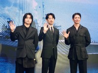 映画「雪風 YUKIKAZE」で、駆逐艦「雪風」の艦長役を演じた竹野内豊（中央）。左は奥平大兼、右は玉木宏＝2025年7月9日撮影