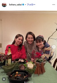 堺小春のインスタグラム@koharu_sakaiより=2025年12月25日　(左から)姉・栗原菊乃、堺小春、母・岡田美里