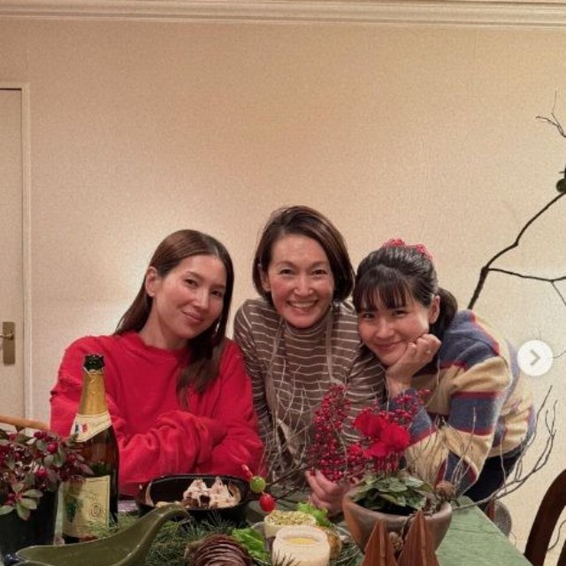 堺小春のインスタグラム@koharu_sakaiより=2025年12月25日　(左から)姉・栗原菊乃、堺小春、母・岡田美里