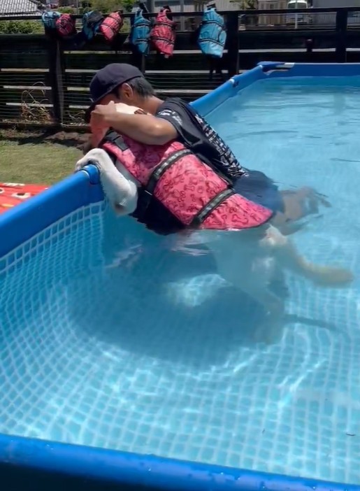 コーチに慰められながらプールに挑む！（提供：れもんさん）