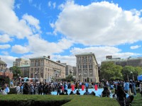 コロンビア大学構内で憩う人たち=2025年10月、ニューヨーク、福田宏樹撮影