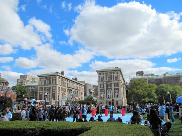 コロンビア大学構内で憩う人たち=2025年10月、ニューヨーク、福田宏樹撮影
