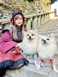 愛犬と写真に収まるすみれおじさん