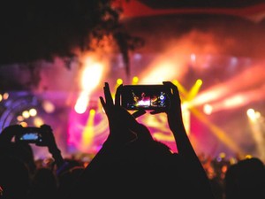 同い年で同じアーティストのファン。デコログで出会った私達の10年